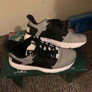 Puma shoes size 6 women.